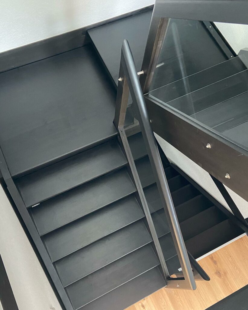 Treppe 1 neu lackiert